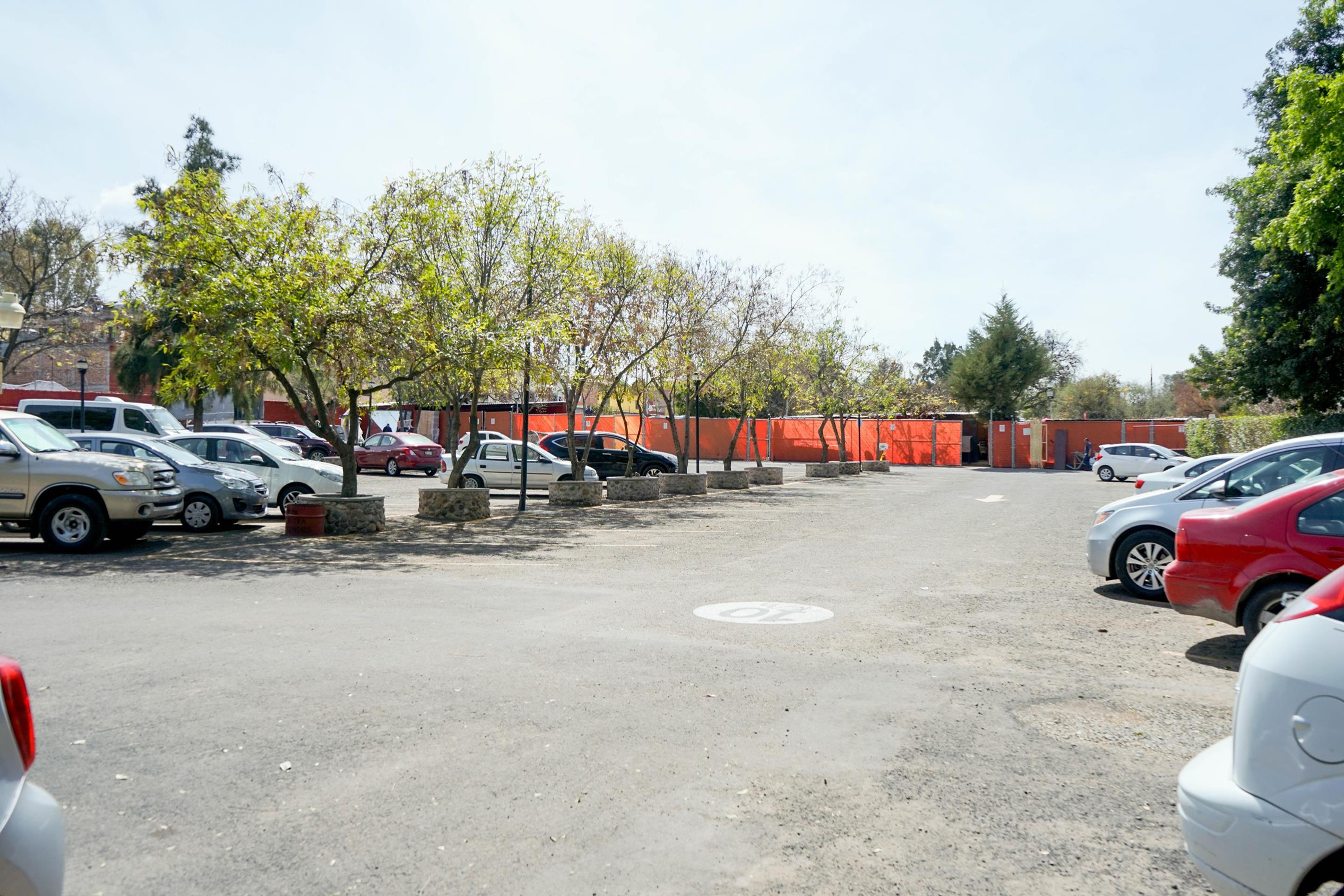 Real De Minas San Miguel De Allende Zewnętrze zdjęcie The parking lot of the station